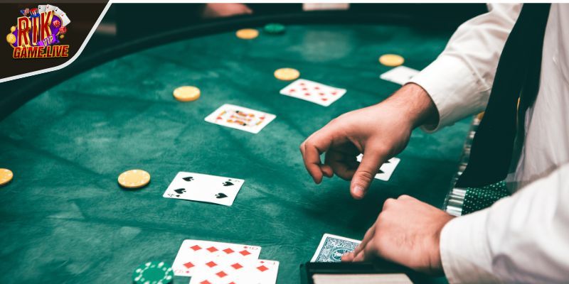 Quan sát các lá bài và vị trí của cược thủ